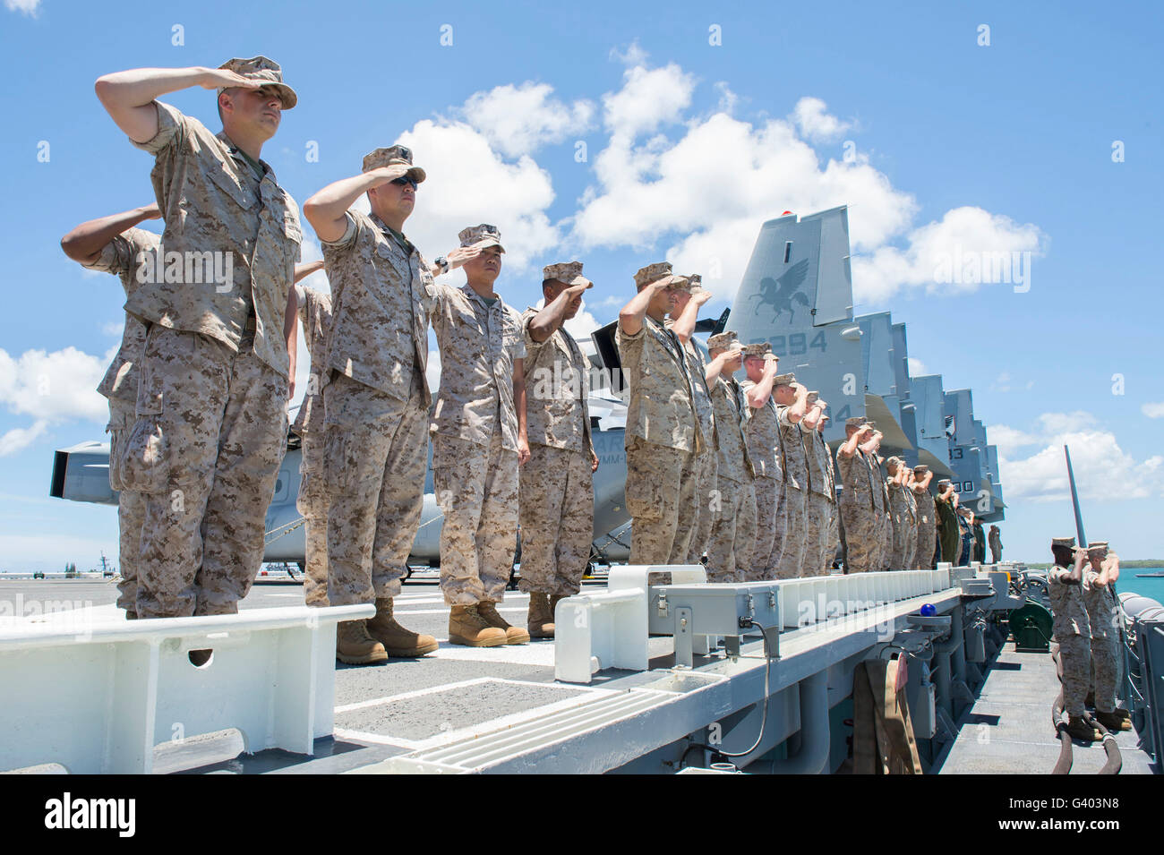 US-Marines und Matrosen machen Ehrungen an Bord USS Peleliu. Stockfoto