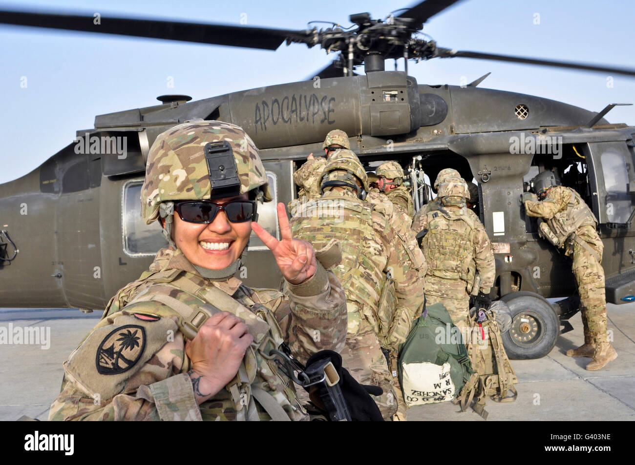 Guam Armee Nationalgardisten bereiten ein UH-60 Black Hawk an Bord. Stockfoto