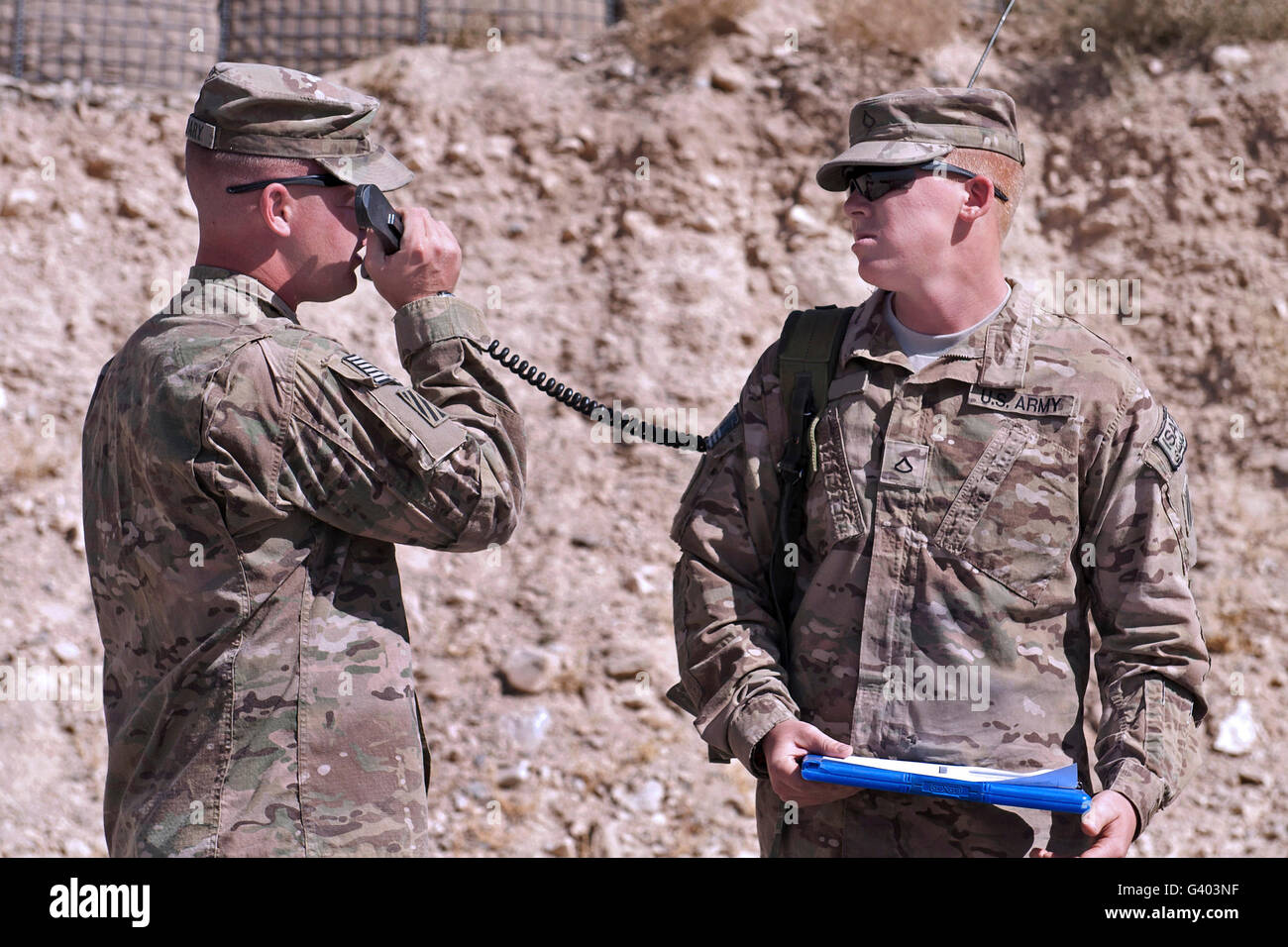 US Army Chief erhält Koordinaten von Feuer Unterstützung Befehl. Stockfoto