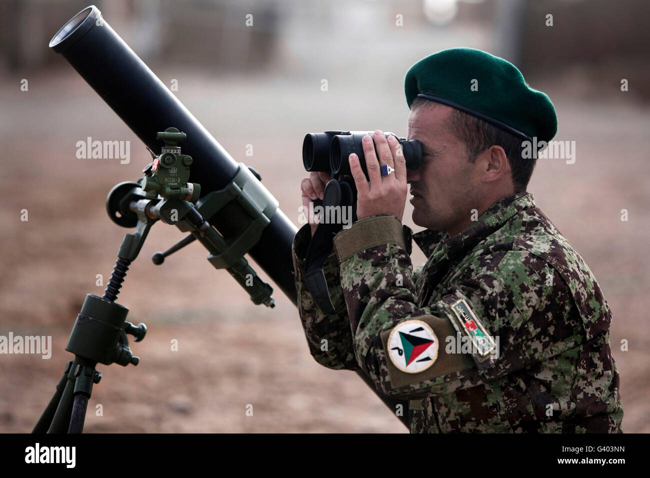 Ein Afghan National Army Soldat trainiert, ein Mörser Rohr zu beschäftigen. Stockfoto
