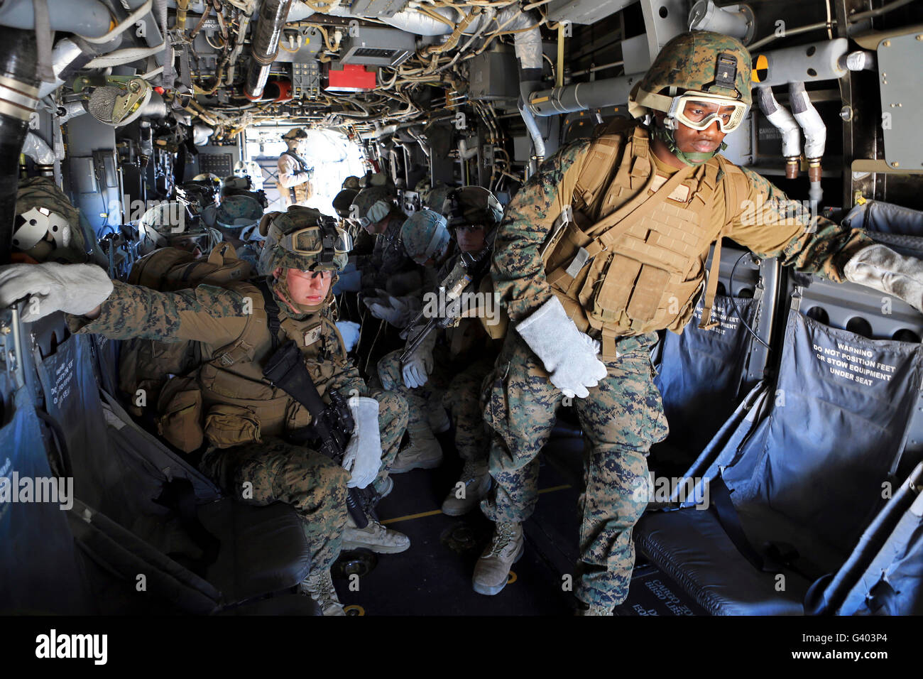 US-Marines und Segler bereiten Hubschrauber Seil Suspension Training durchführen. Stockfoto