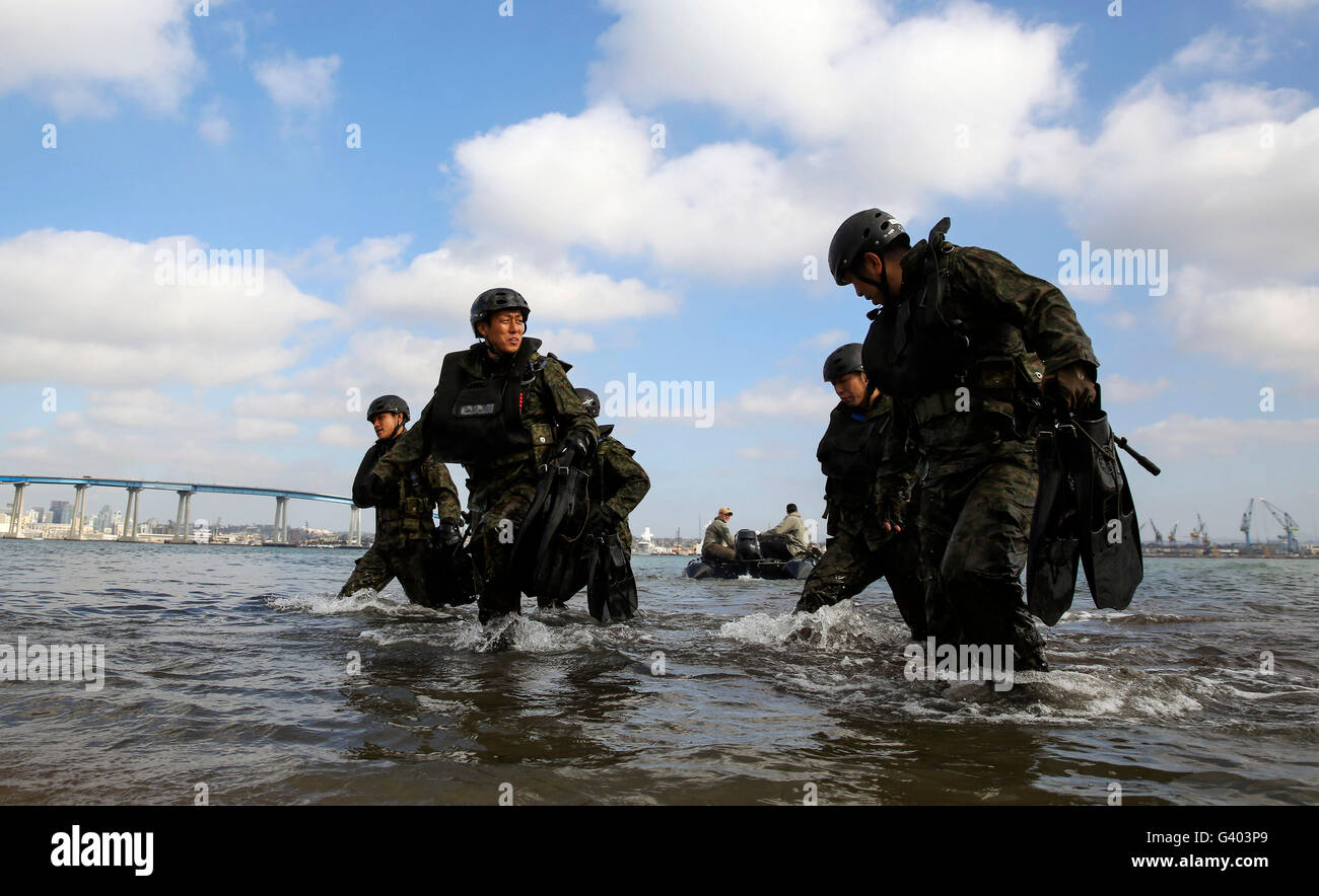 Soldaten mit der Japan Ground Self-Defense Force machen ihren Weg in Seal Beach. Stockfoto