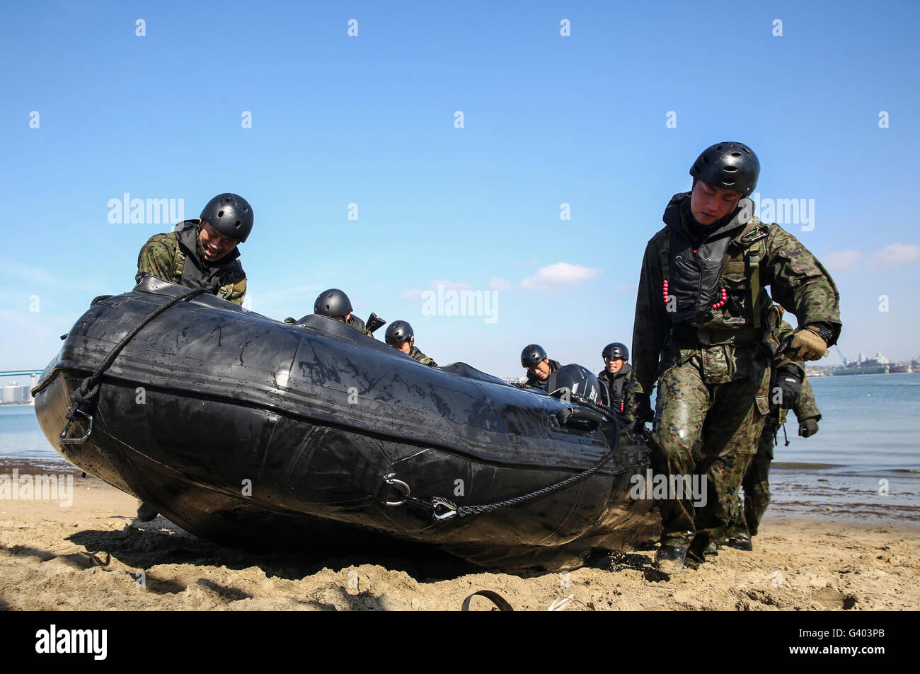 Soldaten von der Japan Ground Self-Defense Force Praxis amphibische Landung Techniken. Stockfoto