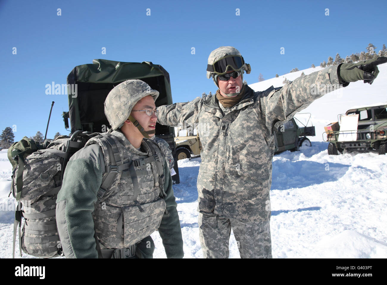 Armee-Spezialist erhält Anleitung, als er ein Land-Navigation-Ereignis beginnt. Stockfoto