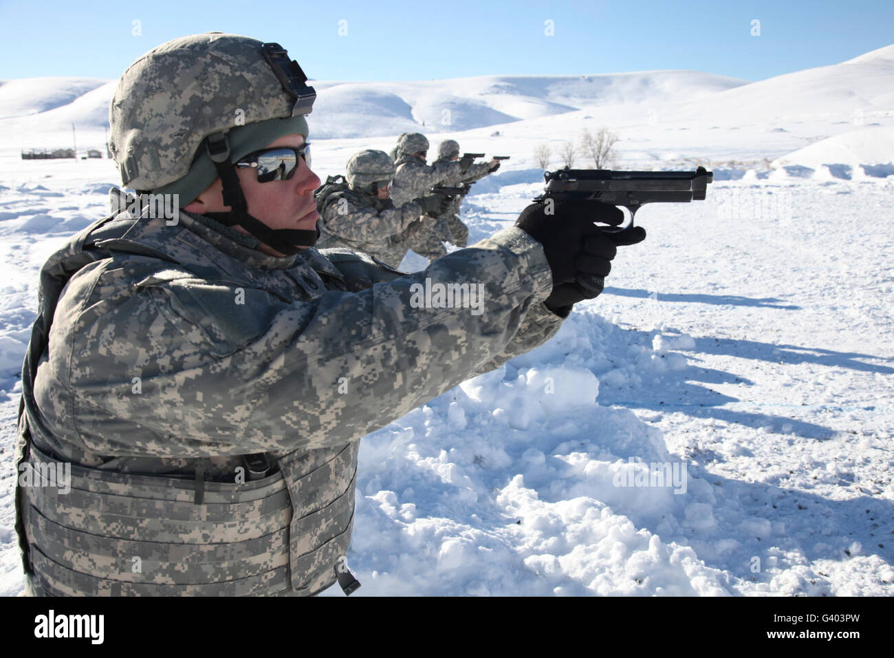 US Armee-Soldat feuert eine Pistole 9mm Berretta. Stockfoto