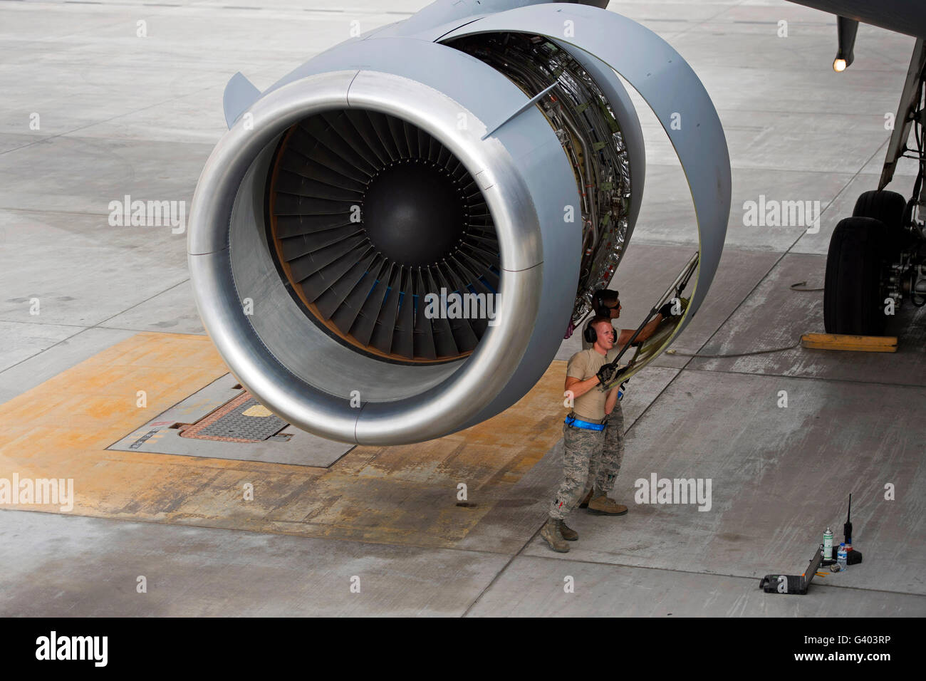 Flieger senken eine Motor-Panel auf einer KC-10 Extender. Stockfoto