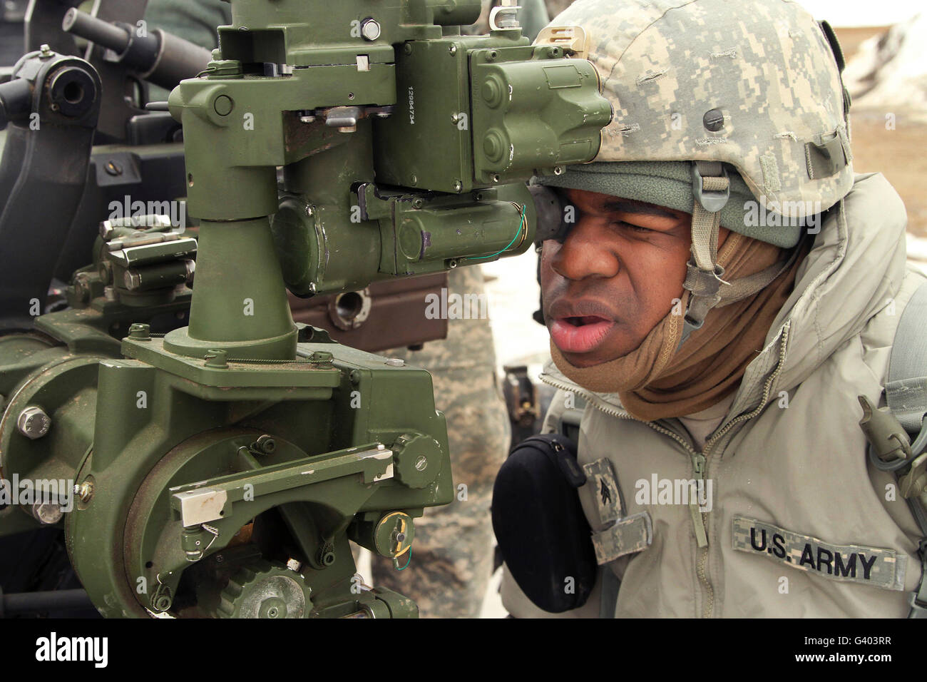 US-Armee Schütze passt das Ziel einer 105mm Haubitze. Stockfoto