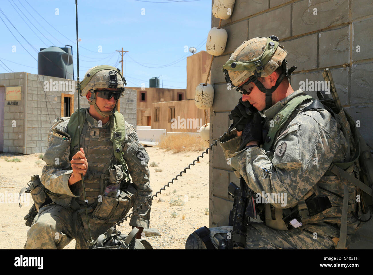 US-Armeesoldaten verwenden einen Radio um zu kommunizieren. Stockfoto