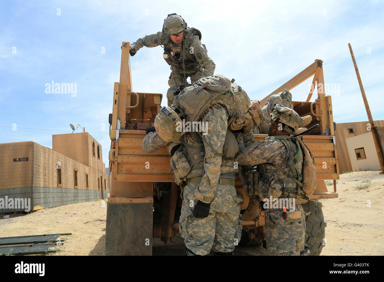 US-Armeesoldaten heben einen simulierten Unfall. Stockfoto