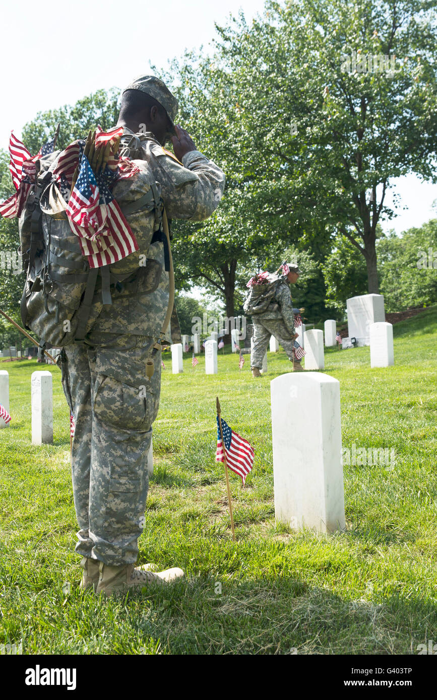 US-Armeesoldaten stellen Fahnen vor der Grabstätten auf dem Arlington National Cemetery. Stockfoto
