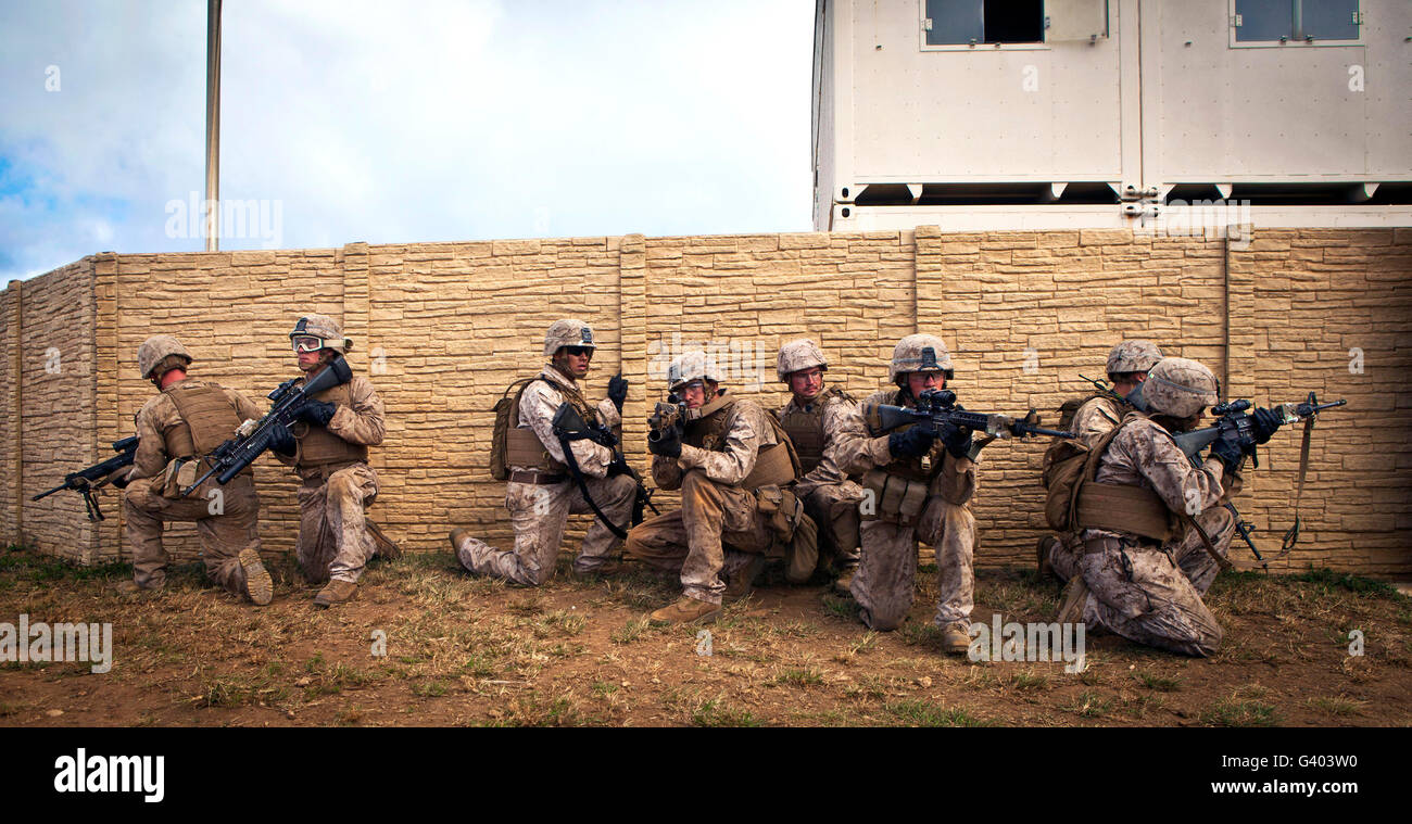 US-Marines bieten Sicherheit außerhalb einer mehrschaligen Wand. Stockfoto