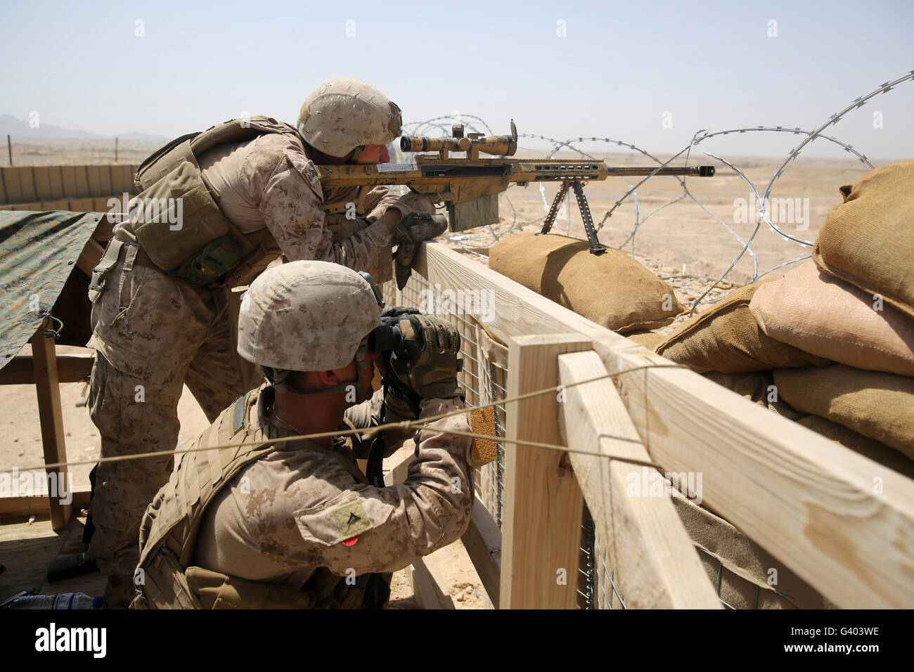 US-Marines Mann Wertpapierpositionen während einer Mission in Afghanistan. Stockfoto
