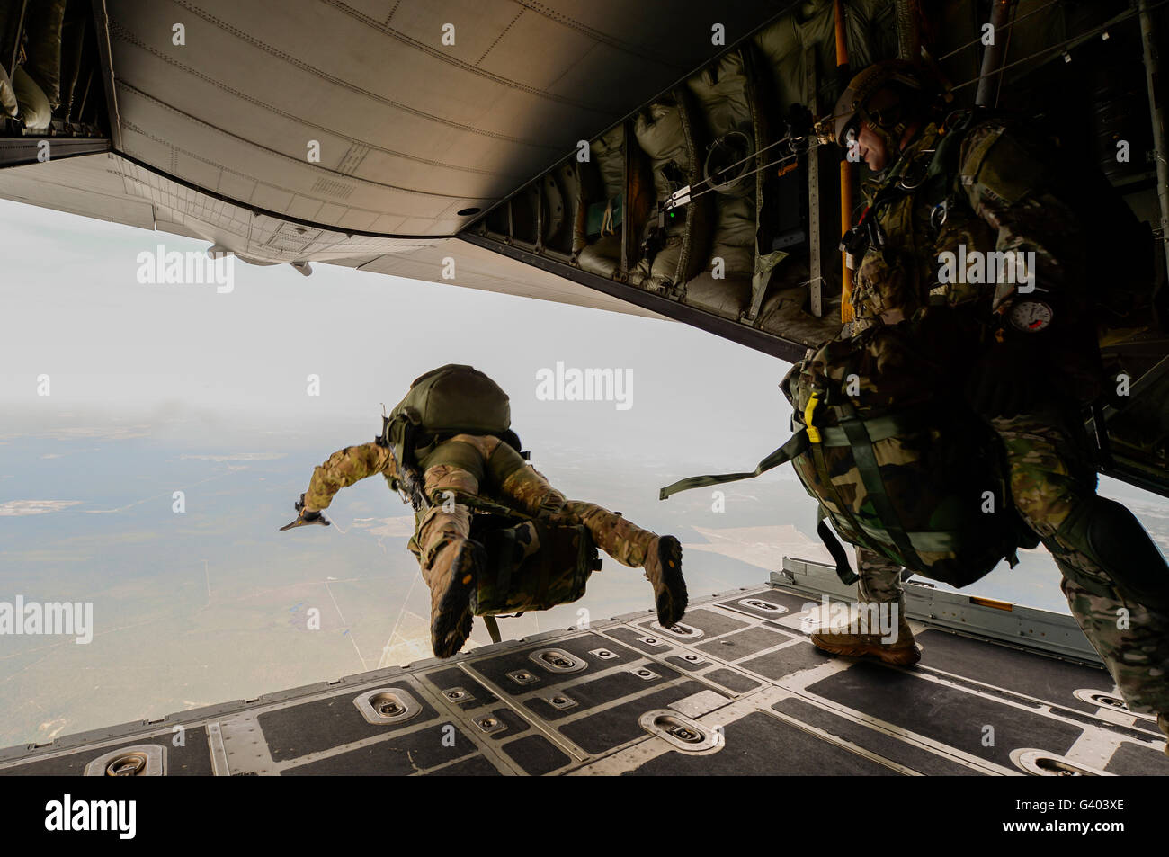 US Army Green Berets springen aus einer c-130 Hercules. Stockfoto