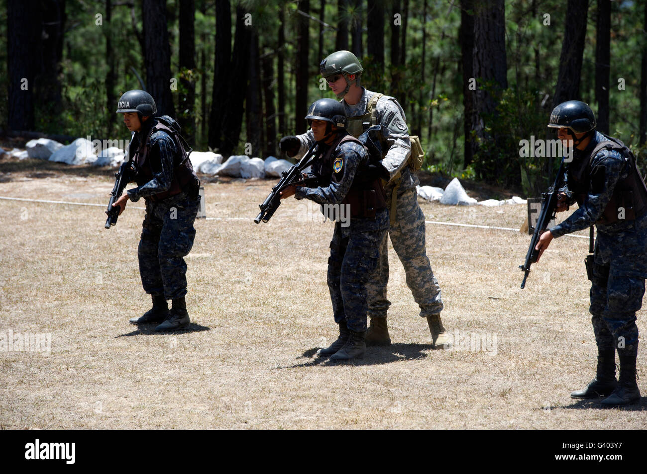 Ein Green Beret weist TIGRES Auszubildende beim fortgeschrittenen Gewehr Training. Stockfoto