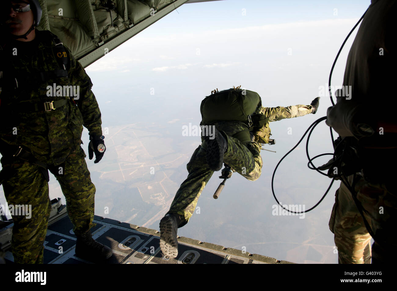 Sondereinsätze Jumper verlassen eine c-130-Flugzeug über Florida. Stockfoto