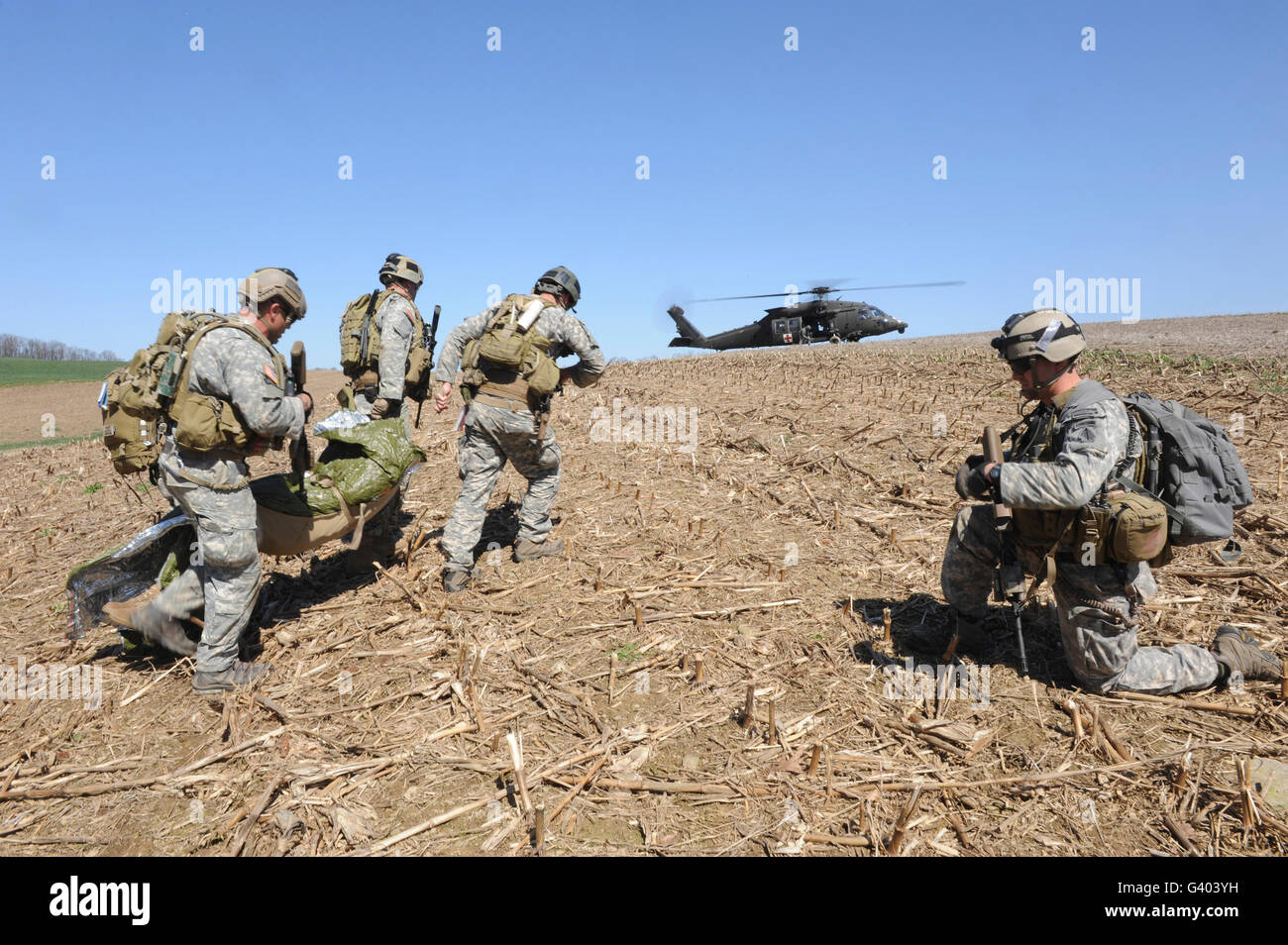 Green Berets bewegen einen simulierten Unfall an einem UH-60 Hubschrauber für Transport. Stockfoto