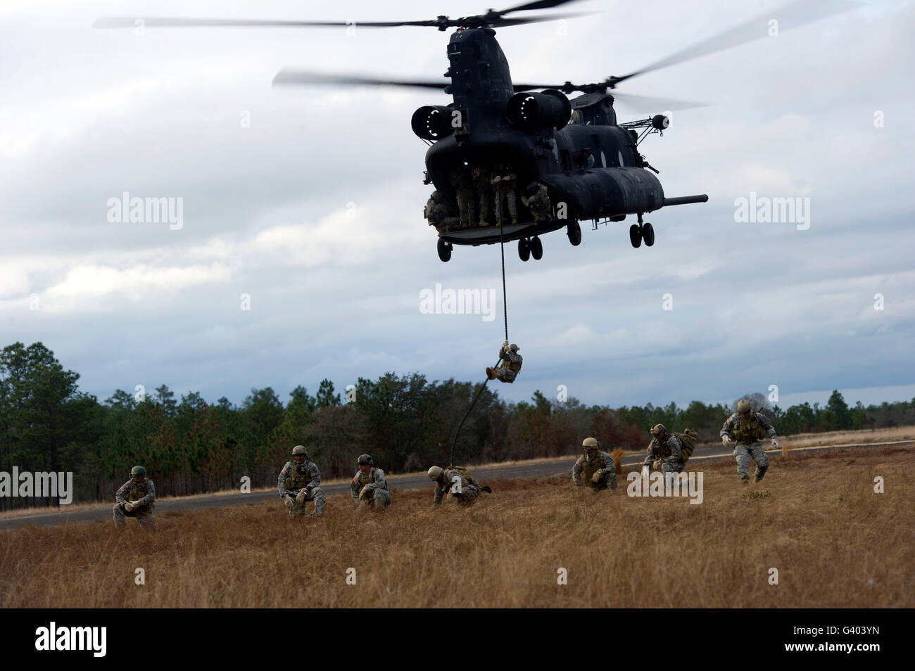 US-Soldaten mit der 7th Special Forces Group schnell Seil aus einer CH-47 Chinook. Stockfoto