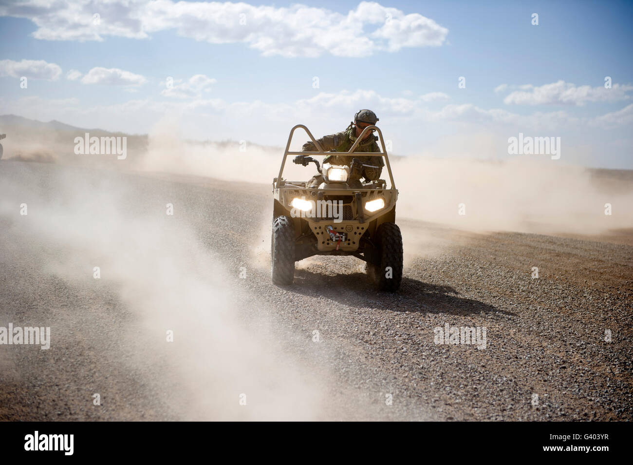 Ein US-Soldat führt Offroad-Manöver mit einem LTATV. Stockfoto