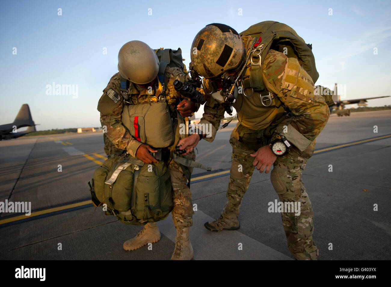 Ein Green Beret inspiziert das Zahnrad auf einem static-Line-Jumper. Stockfoto
