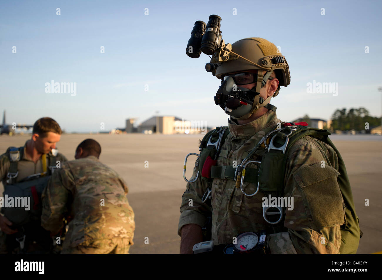 Ein Green Beret wartet auf seine Ausrüstung überprüft haben. Stockfoto