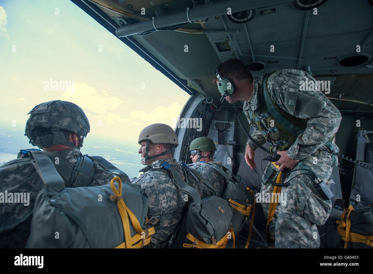 National Guard Special Forces warten auf ihre Chance, von einem UH-60 Blackhawk zu springen. Stockfoto
