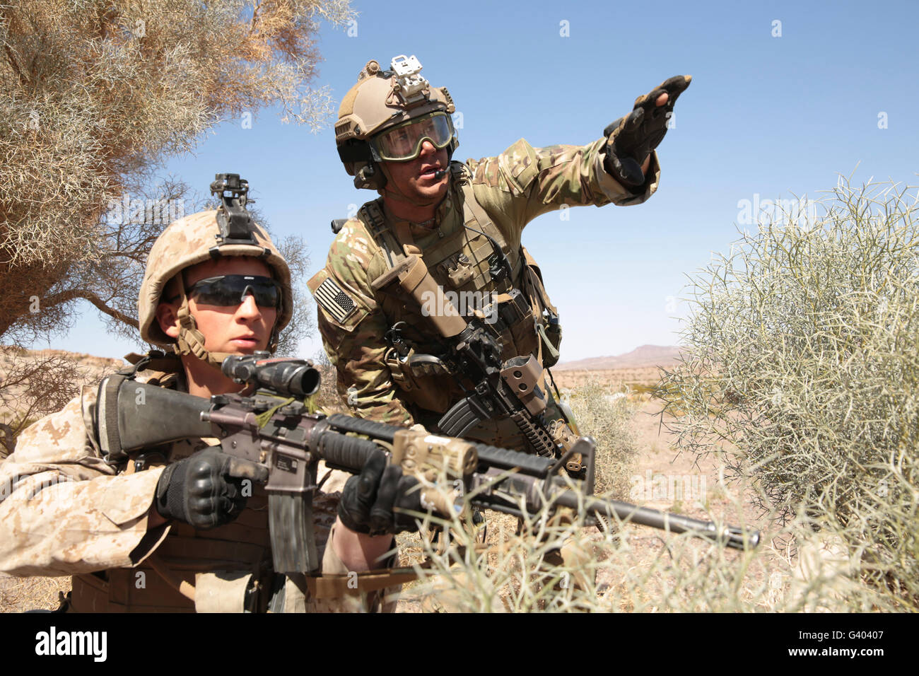 Ein Soldat informiert eine Marine über die aktuelle Situation bei der Gewährleistung der Sicherheit. Stockfoto