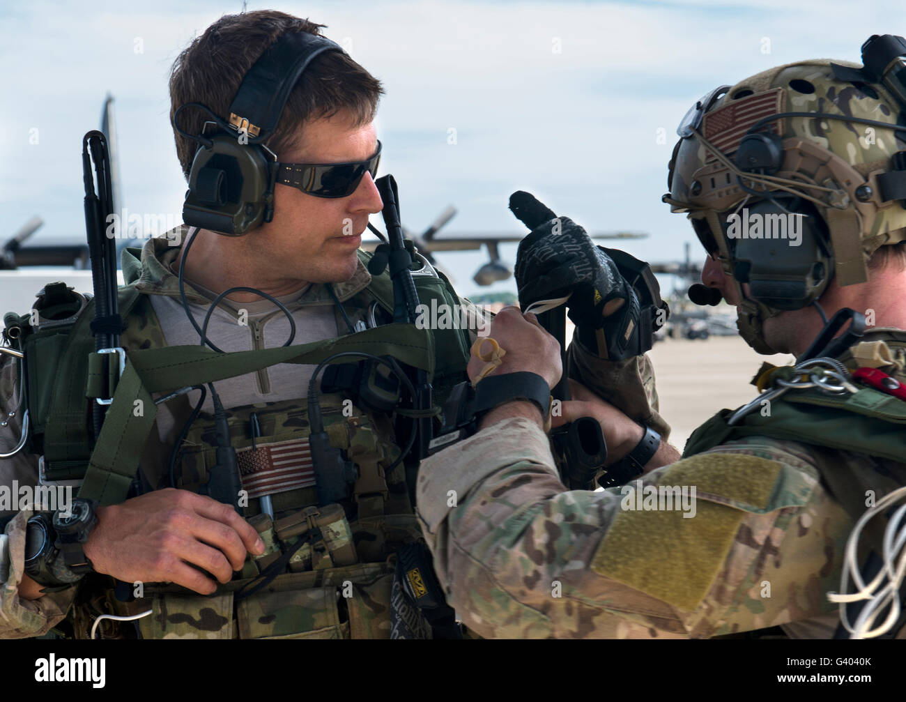 US Air Force combat Controller bereiten Sie ihre Ausrüstung. Stockfoto