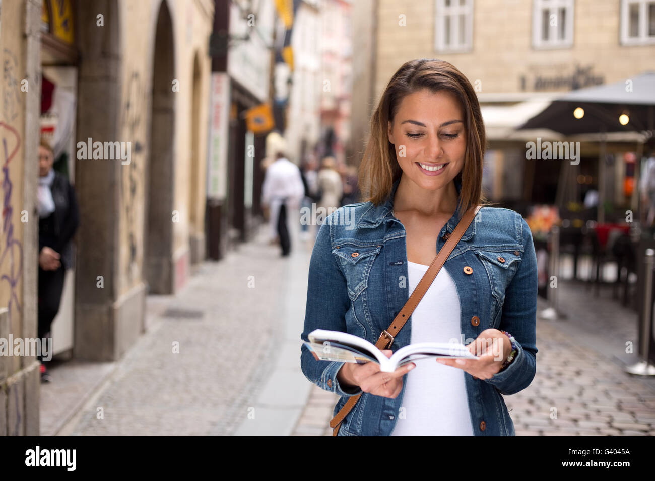 junge Touristen lesen ihr Reiseführer auf der Straße Stockfoto