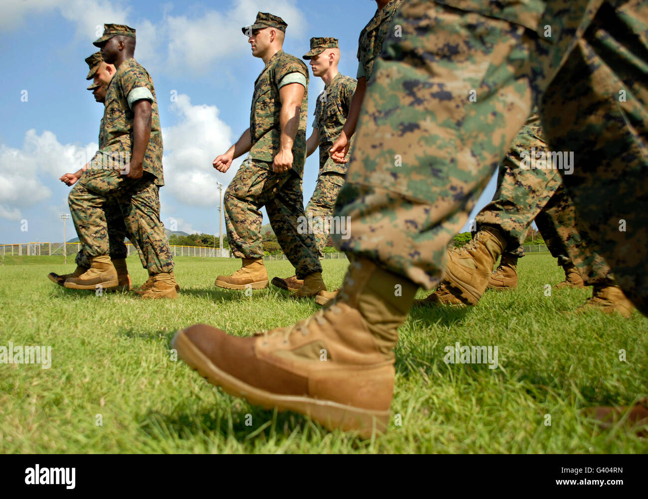 Sergeant, Vordergrund, führt eine kleine platoon im Drill Training. Stockfoto