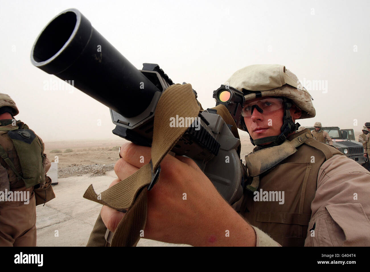 Eine Marine soll mit einem m-32 mehrere Granatwerfer Stockfotografie ...