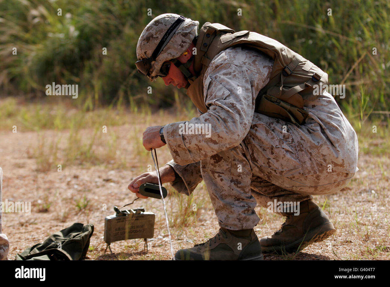 Ein US-Marine setzt eine Claymore Mine. Stockfoto