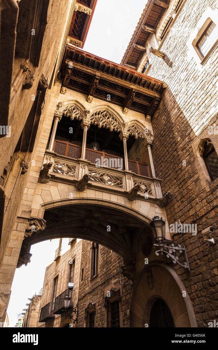 Neo-gotischen Brücke auf Carrer del Bisbe, Barri Gòtic, Barcelona, Spanien. Stockfoto