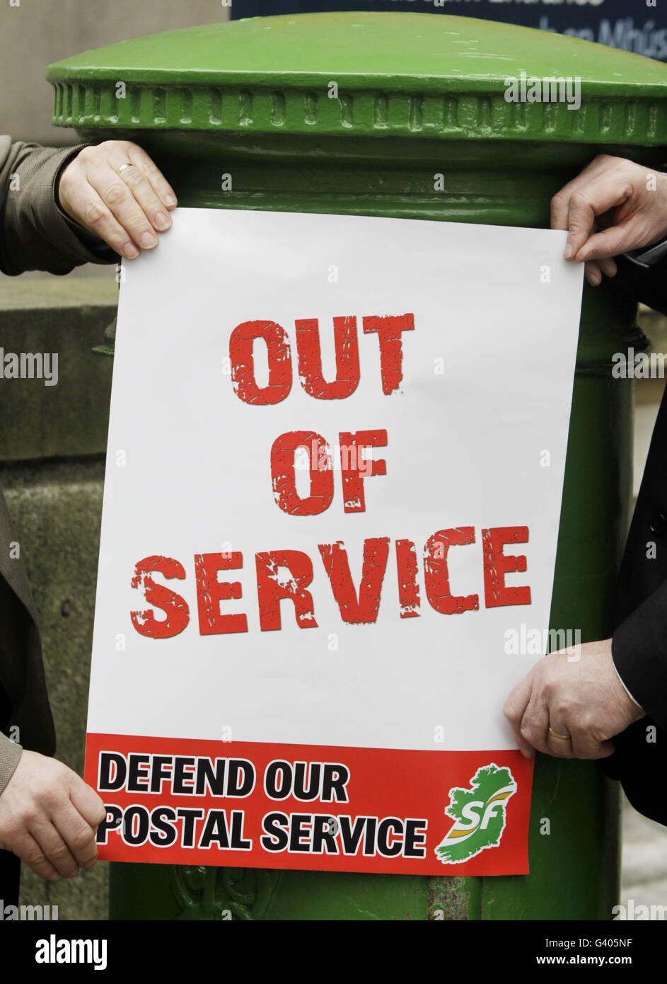Sinn Fein TDS Aengus O Sendaigh und Martin Ferris halten ein Schild neben einem Briefkasten in der Kidare Street, Dublin, um gegen das Postal Services Bill zu protestieren, das heute Nachmittag im Dail debattiert wird. Stockfoto