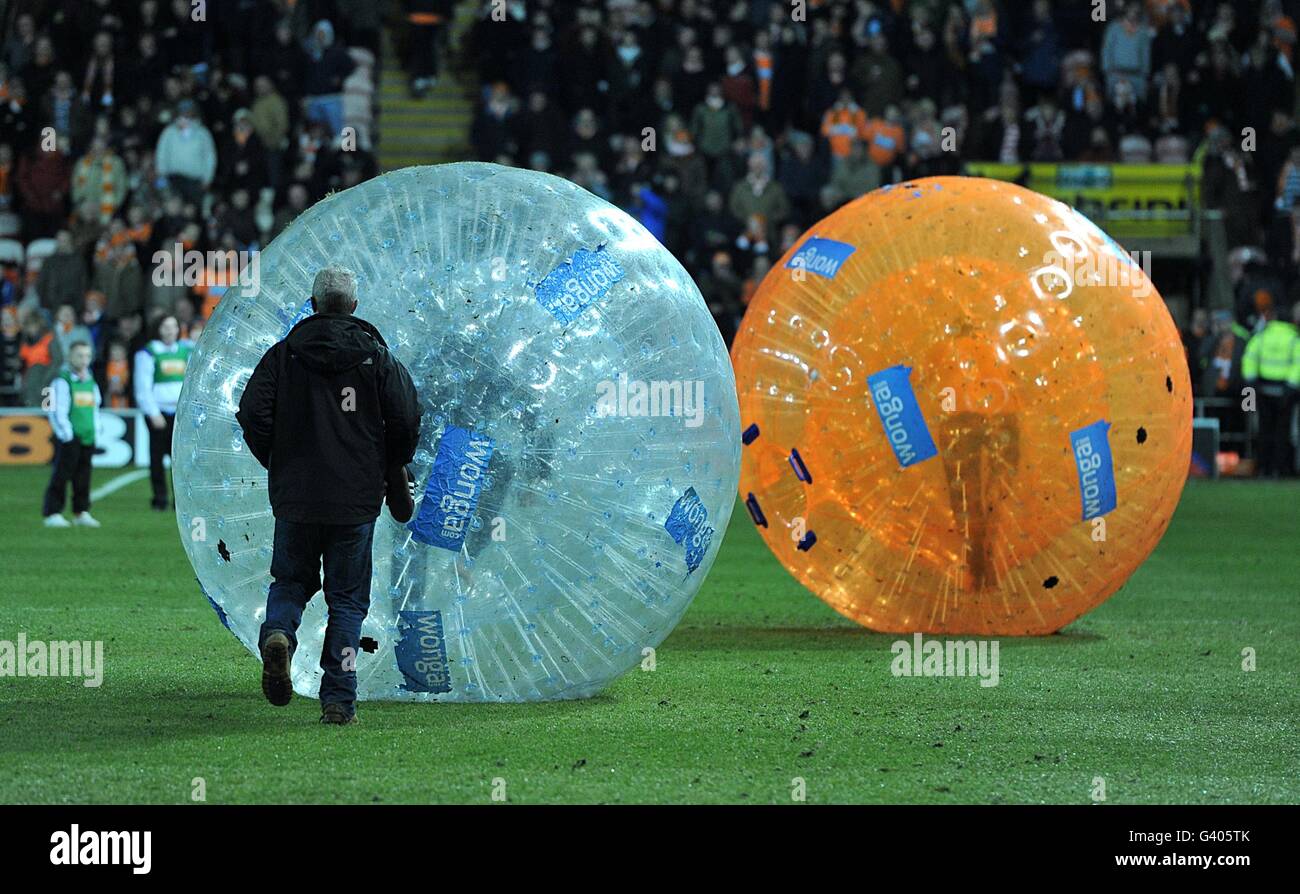 Allgemeine Ansicht des Halbzeit-Zorb-Rennens gesponsert von Wonga Stockfoto