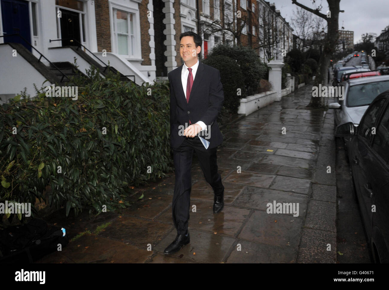 Der Gewerkschaftsführer Ed Miliband verlässt sein Haus in London, nachdem seine Partei den Sitz von Oldham East und Saddleworth im ersten Nachwahltest gewonnen hatte, der der Koalition gegenübersteht. Stockfoto