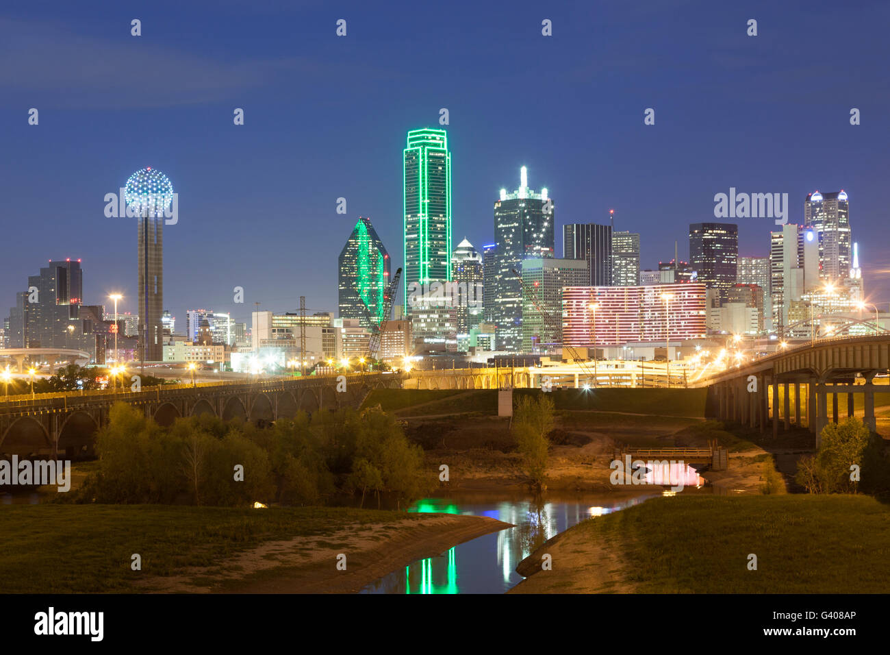 Dallas Downtown Skyline bei Nacht Stockfoto