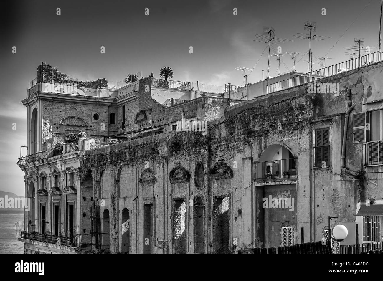 Die 17. Jahrhundert Palast von Donn Anna mit Palme auf dem Dach, Neapel, Italien Stockfoto