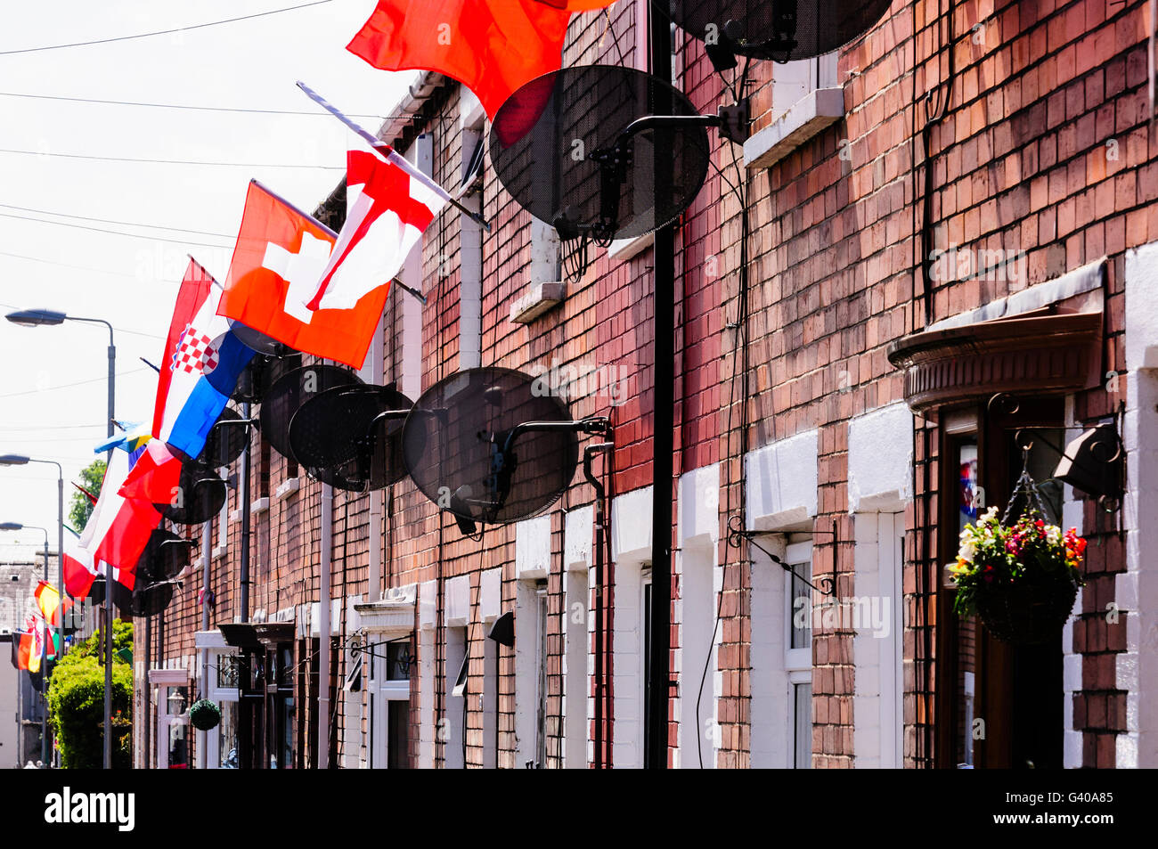 BELFAST, NORDIRLAND. 3. Juni 2016 - schmücken Bewohner in Iris Street, Belfast ihre Häuser mit Flaggen aus aller Nationalitäten in die Endrunde der UEFA-Europameisterschaft (Euro) 2016 Stockfoto