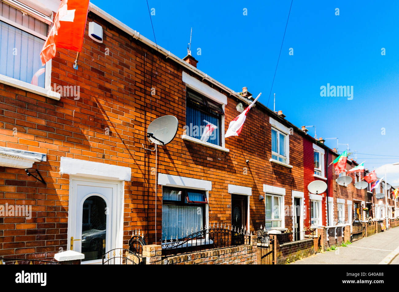 BELFAST, NORDIRLAND. 3. Juni 2016 - schmücken Bewohner in Iris Street, Belfast ihre Häuser mit Flaggen aus aller Nationalitäten in die Endrunde der UEFA-Europameisterschaft (Euro) 2016 Stockfoto