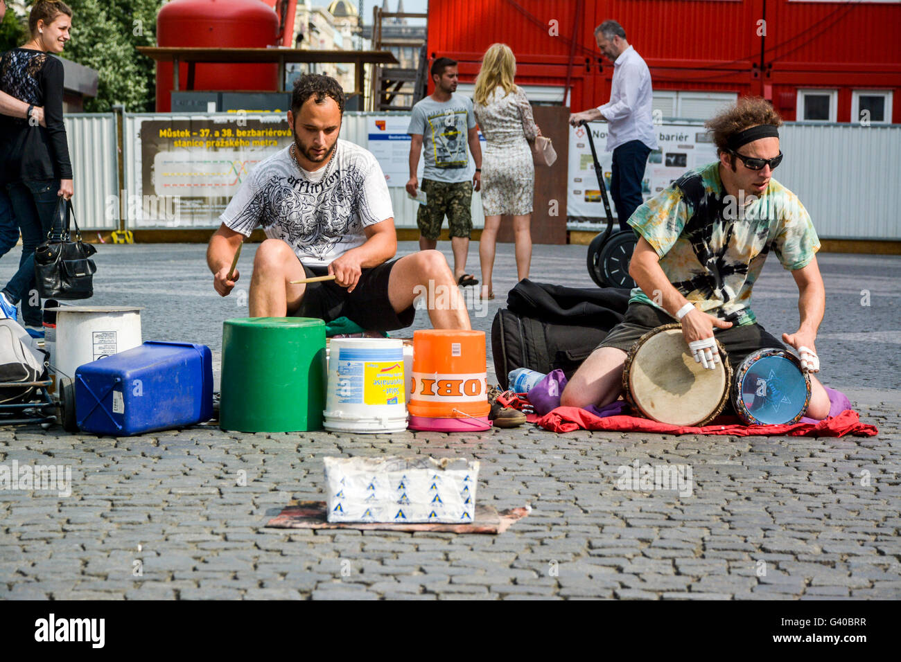 zwei Schlagzeuger mit leeren Eimer aus Kunststoff auf Pest Platz Stockfoto