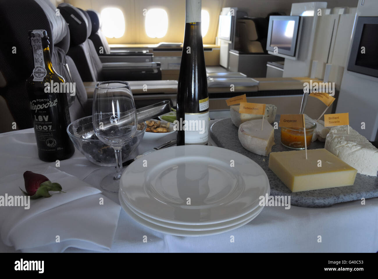 Abschluss einer köstlichen Mahlzeit mit einem Käseplatte in der Lufthansa First Class (Airbus A380, internationaler Luftraum) Stockfoto