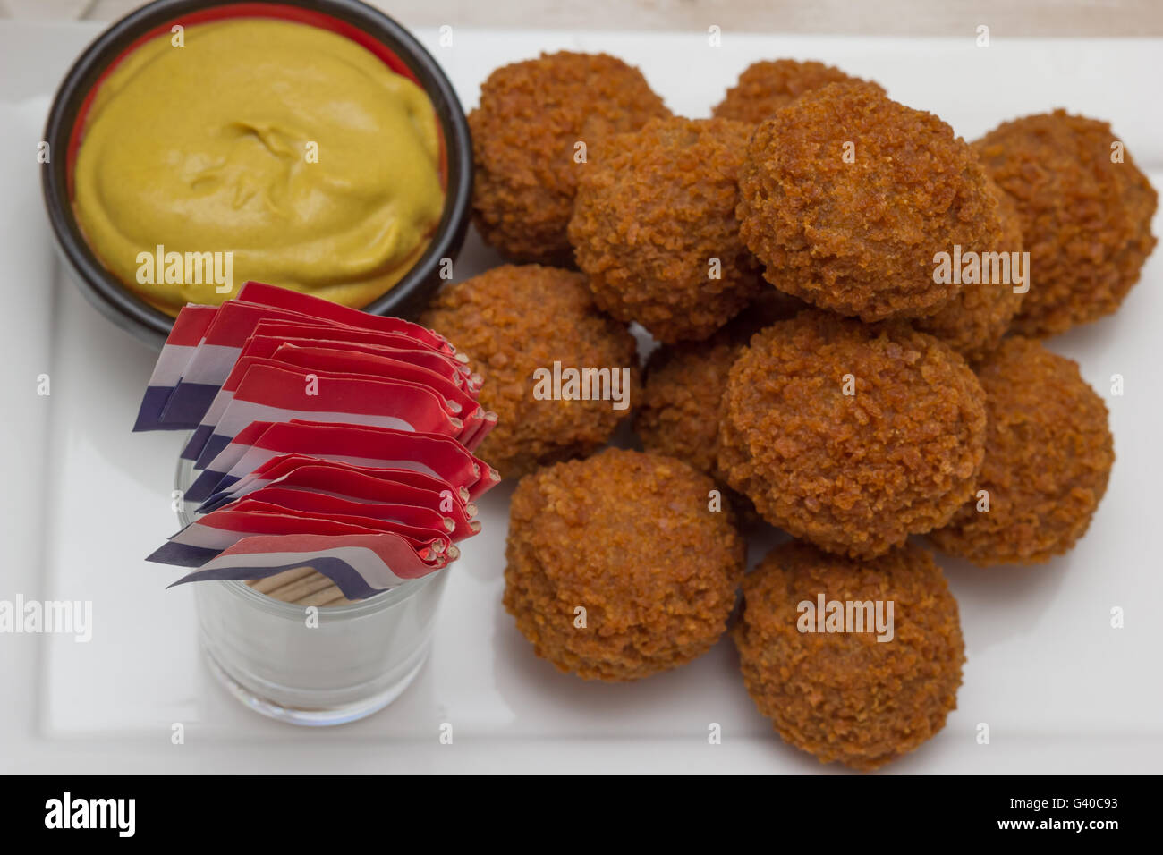 Stapel von holländische Snacks mit Senf und kleine Fahnen Stockfoto