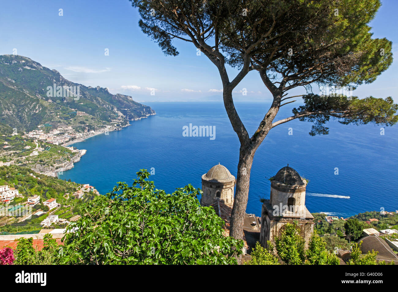 Ein Blick auf die Amalfiküste von der formalen Gärten Garten Villa Rufolo Ravello Amalfi Küste Italien Europa Stockfoto