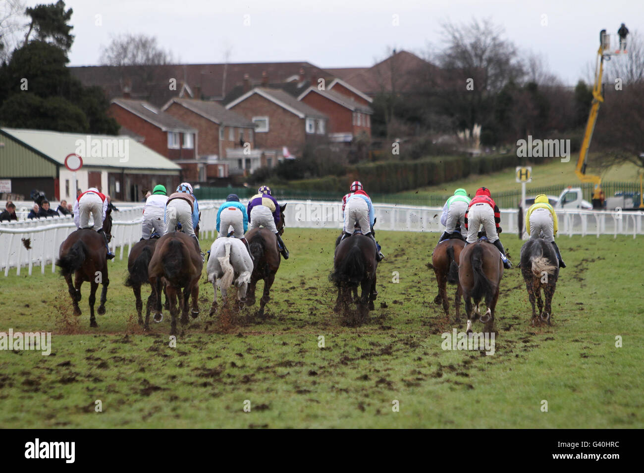 Pferderennen - Hereford Racecourse. Läufer und Fahrer kommen beim Lindley Catering Maiden Hurdle Race gerade nach Hause Stockfoto