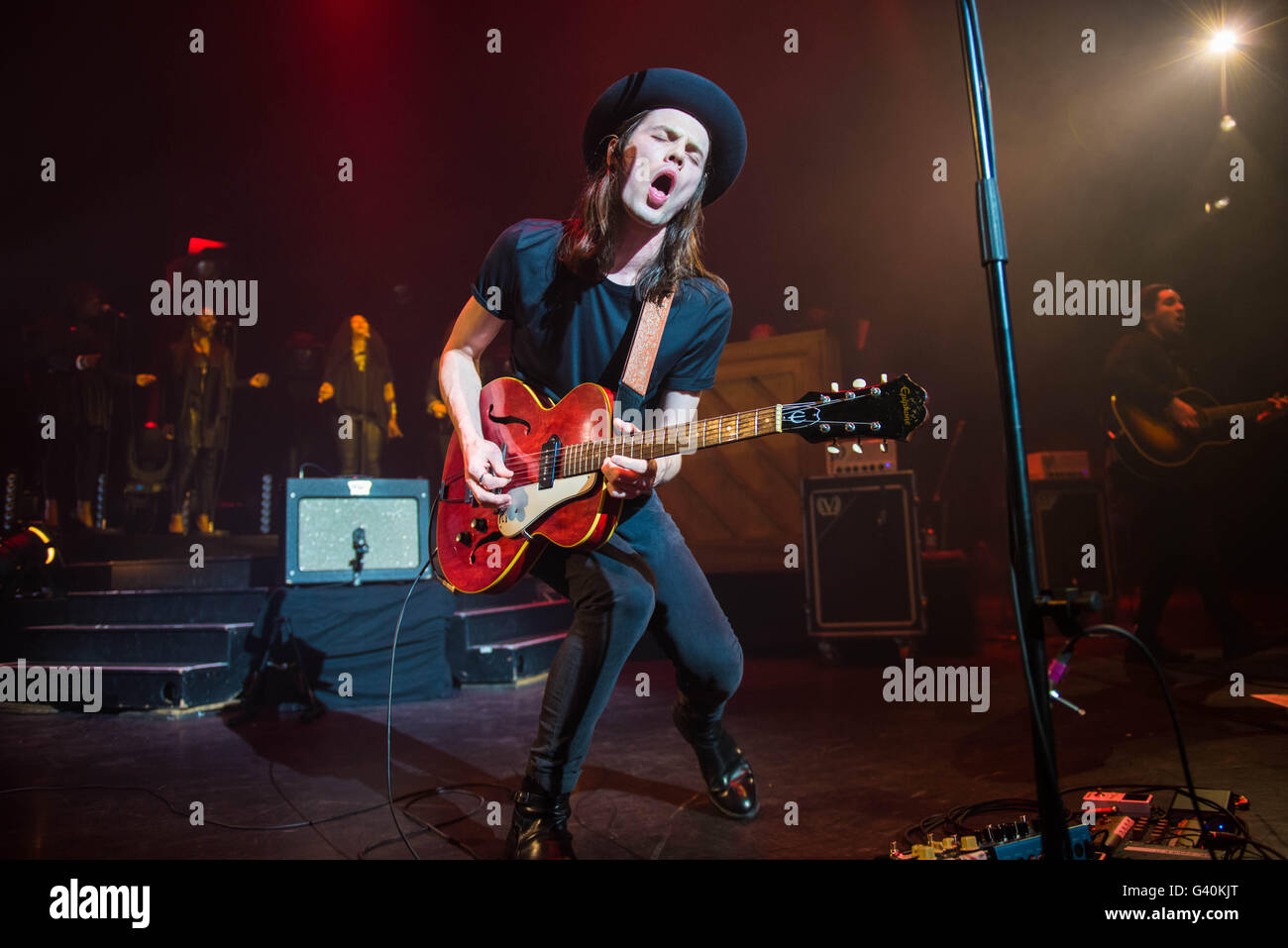James Bay führt auf der Bühne bei Eventim Apollo am 29. März 2016 in London, England. Stockfoto