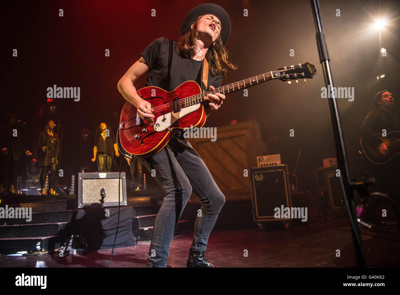 James Bay führt auf der Bühne bei Eventim Apollo am 29. März 2016 in London, England. Stockfoto