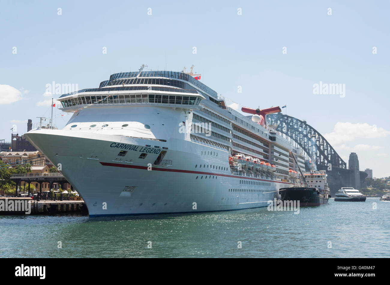"Carnival Legend" Kreuzfahrtschiff festgemacht am Circular Quay, Sydney Harbour, Sydney, New South Wales, Australien Stockfoto