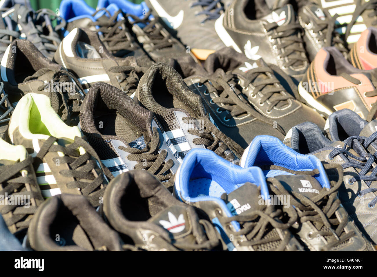 Fake Nachahmung Sportschuhe verschiedener sportlichen Marken zum Verkauf auf einem freien Markt mit niemand keine Menschen Stockfoto