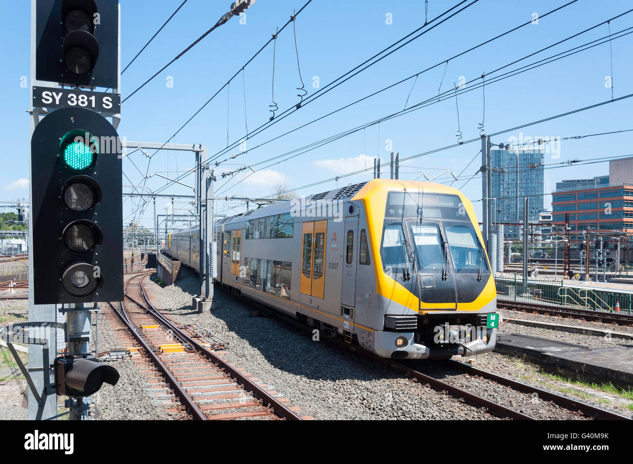 Nahende Bahnsteig am Hauptbahnhof, Haymarket, Sydney, New South Wales, Australien Stockfoto