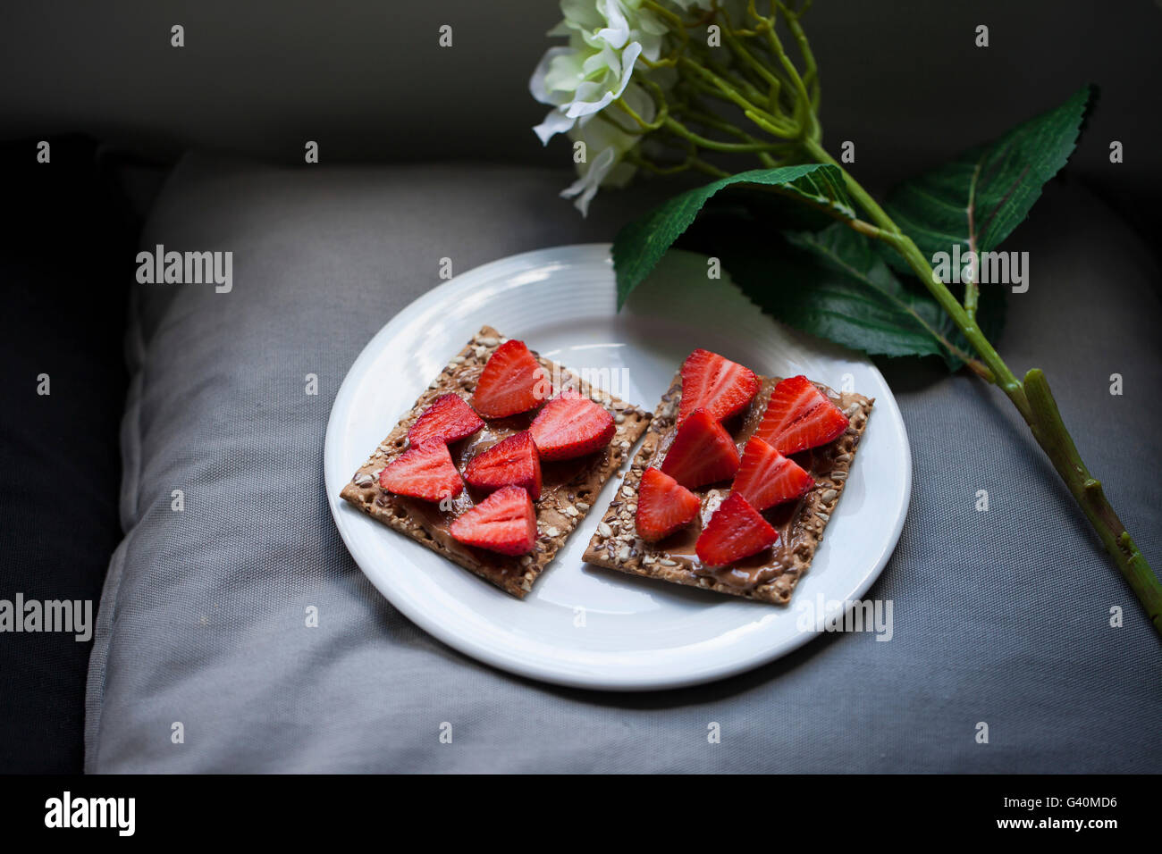 Erdbeeren und Mandel-Butter auf einem Knäckebrot Stockfoto